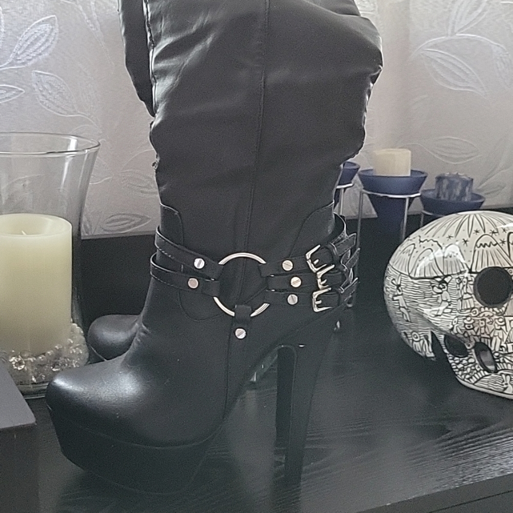 Ladies knee high boots